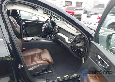 2019 Volvo Xc60 T6 Momentum z USA, uszkodzony, nr VIN LYVA22RK0KB235910